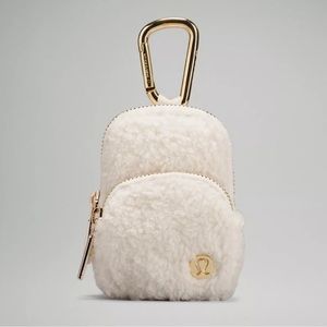 BRAND NEW Lululemon Nano Fleece Clip-On
Backpack, Light Ivory/Gold